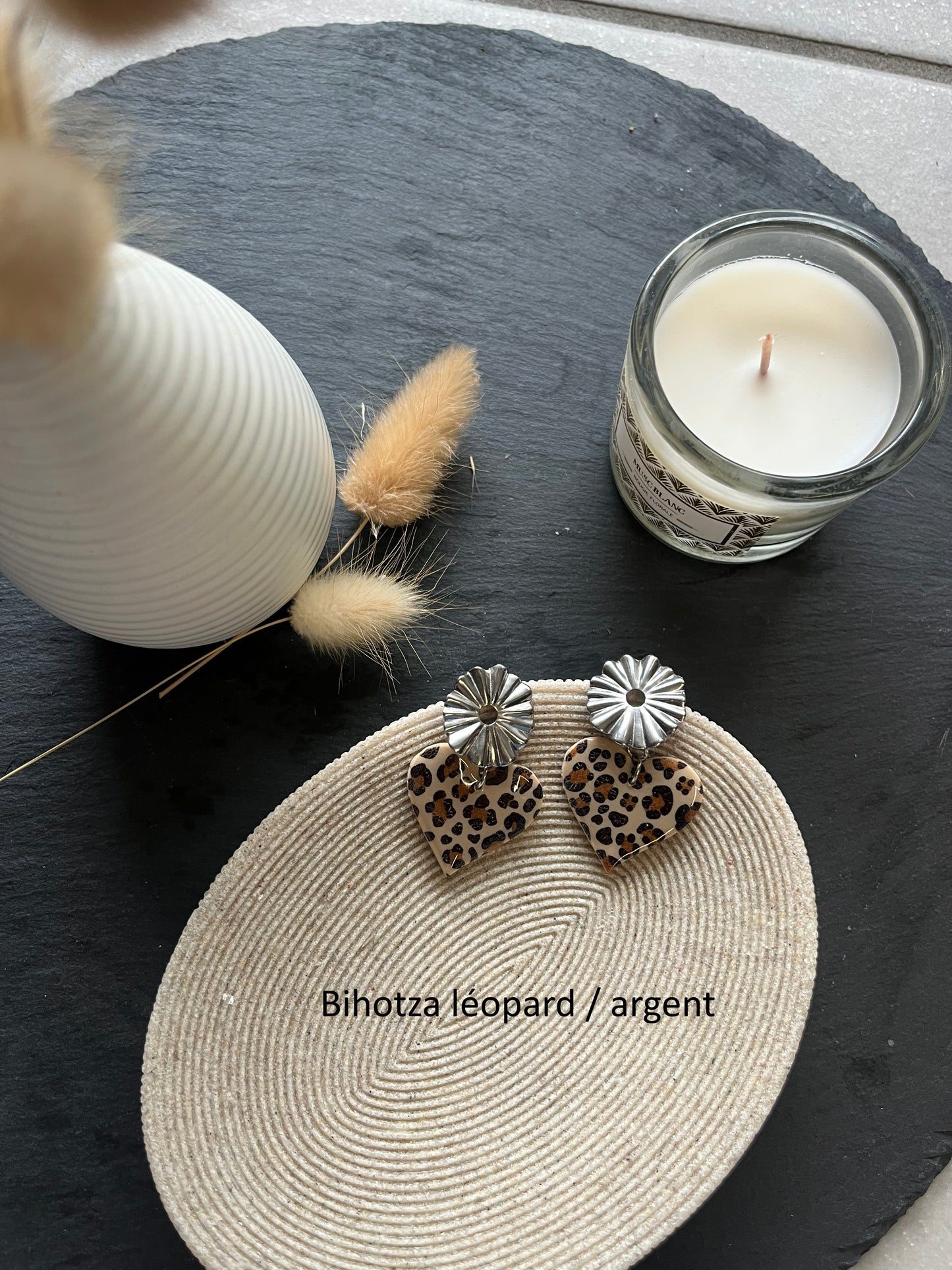 Les boucles d'oreilles non interchangeable