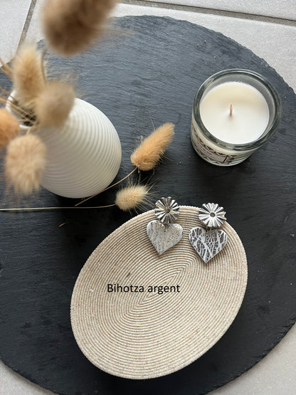 Les boucles d'oreilles non interchangeable