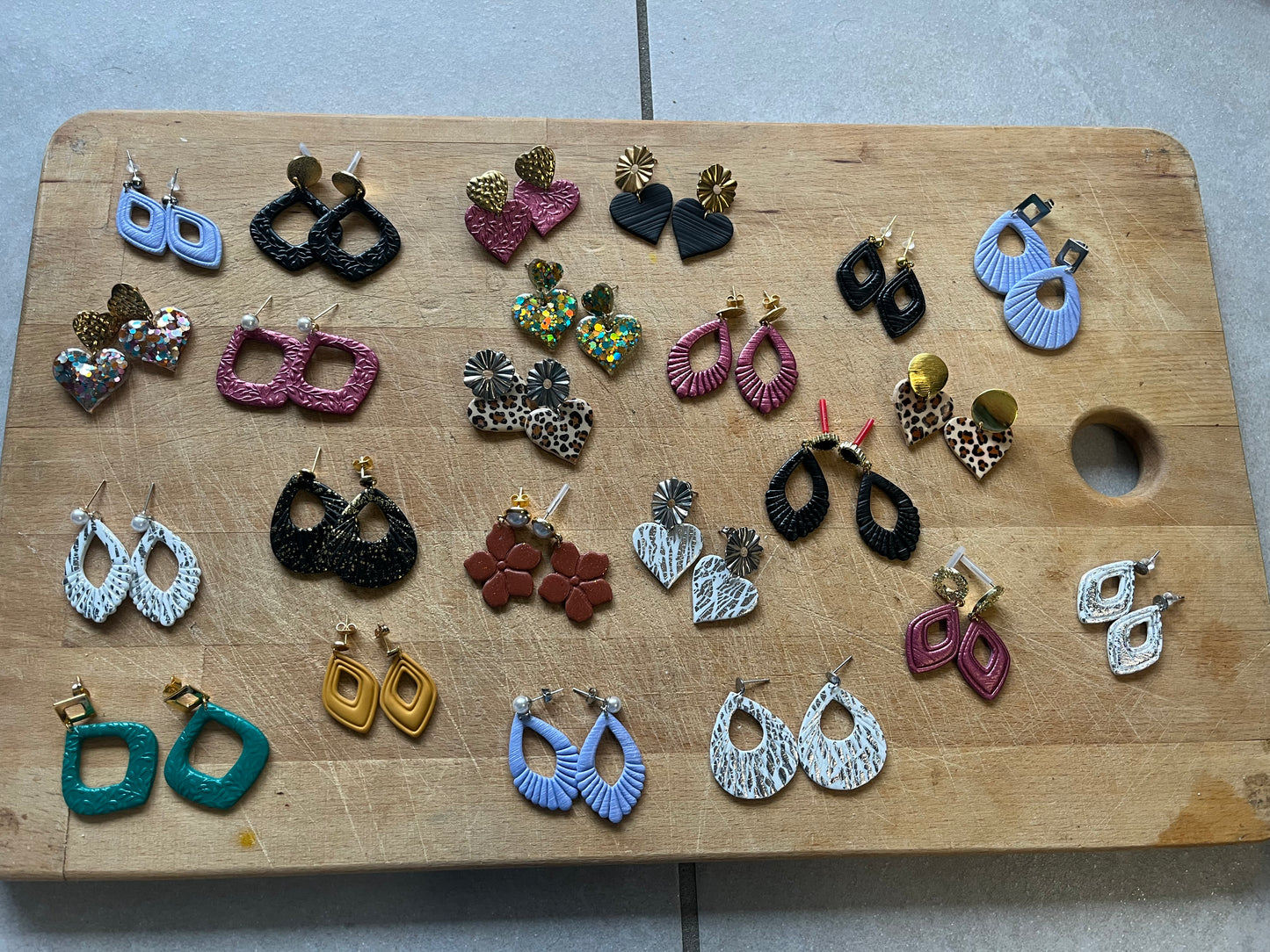 Les boucles d'oreilles non interchangeable