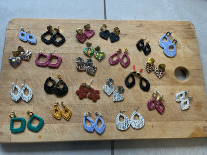Les boucles d'oreilles non interchangeable