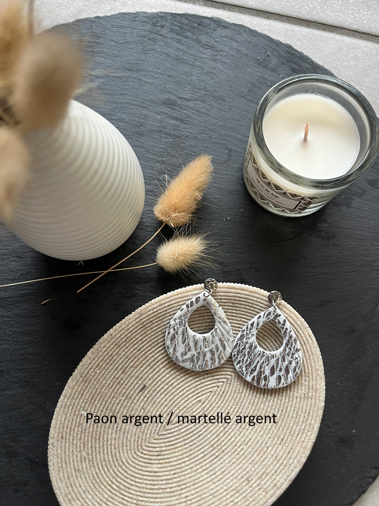 Les boucles d'oreilles non interchangeable