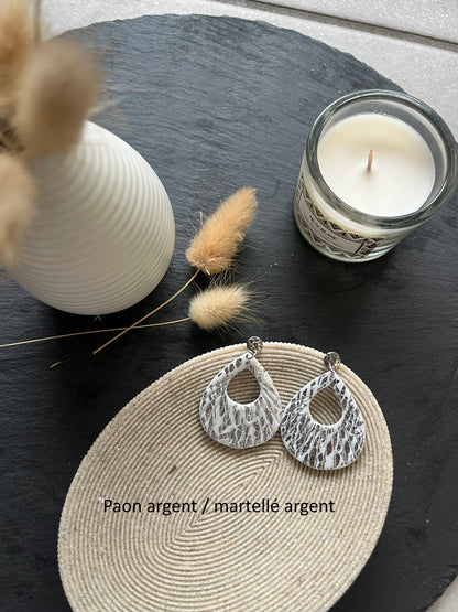 Les boucles d'oreilles non interchangeable