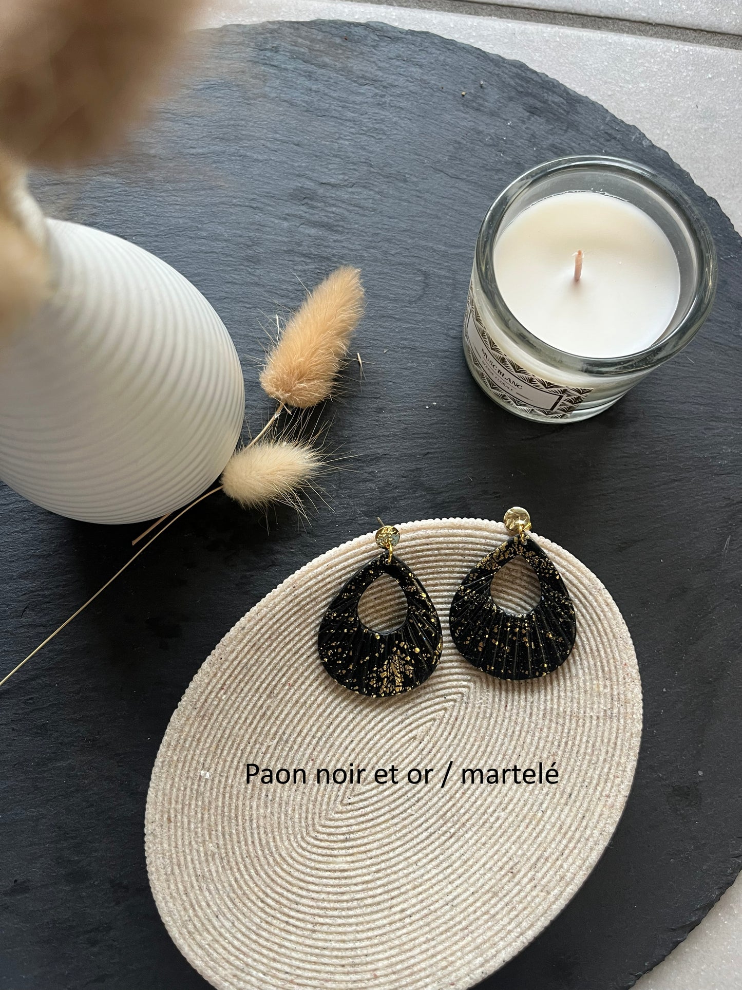 Les boucles d'oreilles non interchangeable