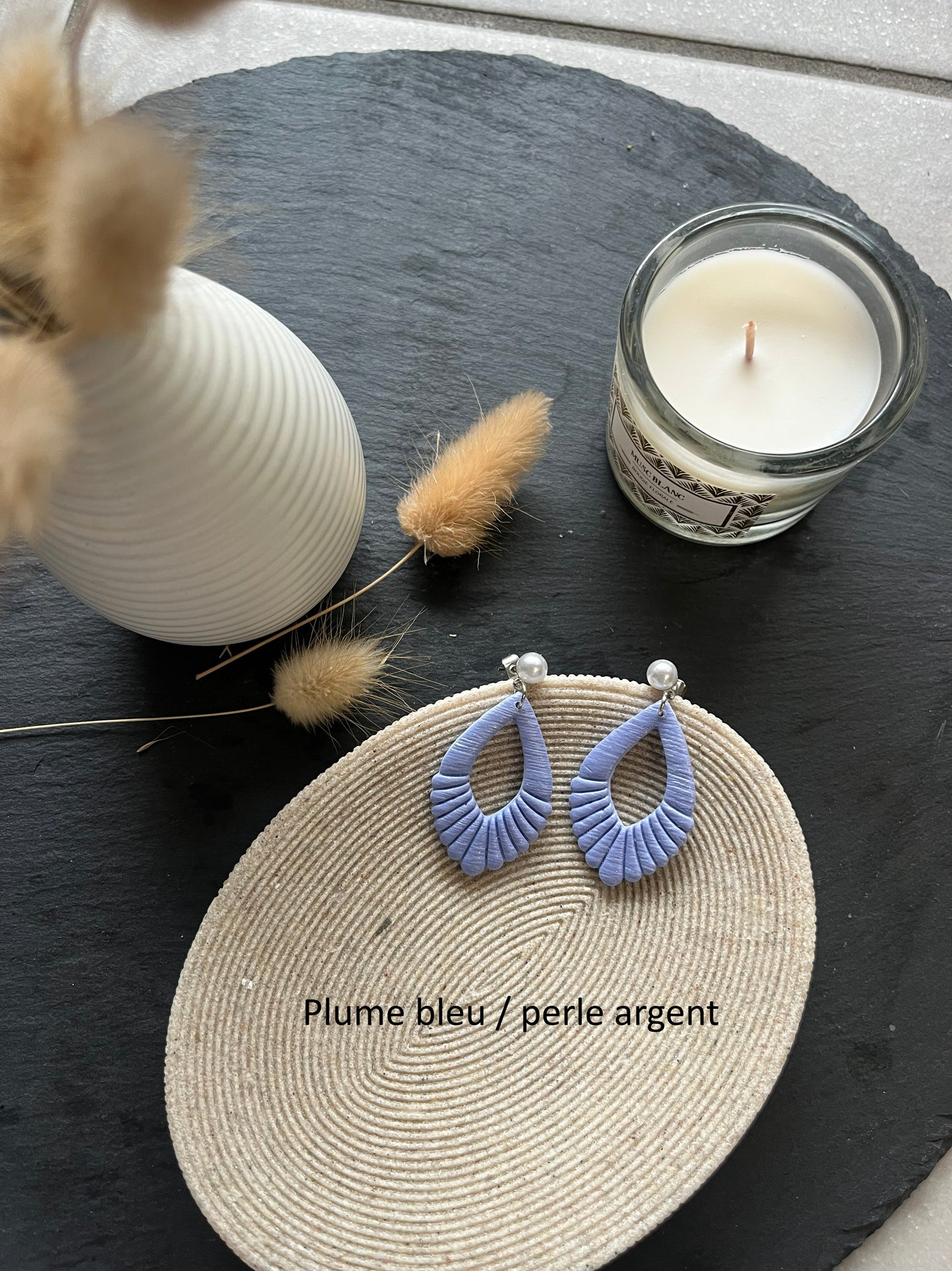 Les boucles d'oreilles non interchangeable