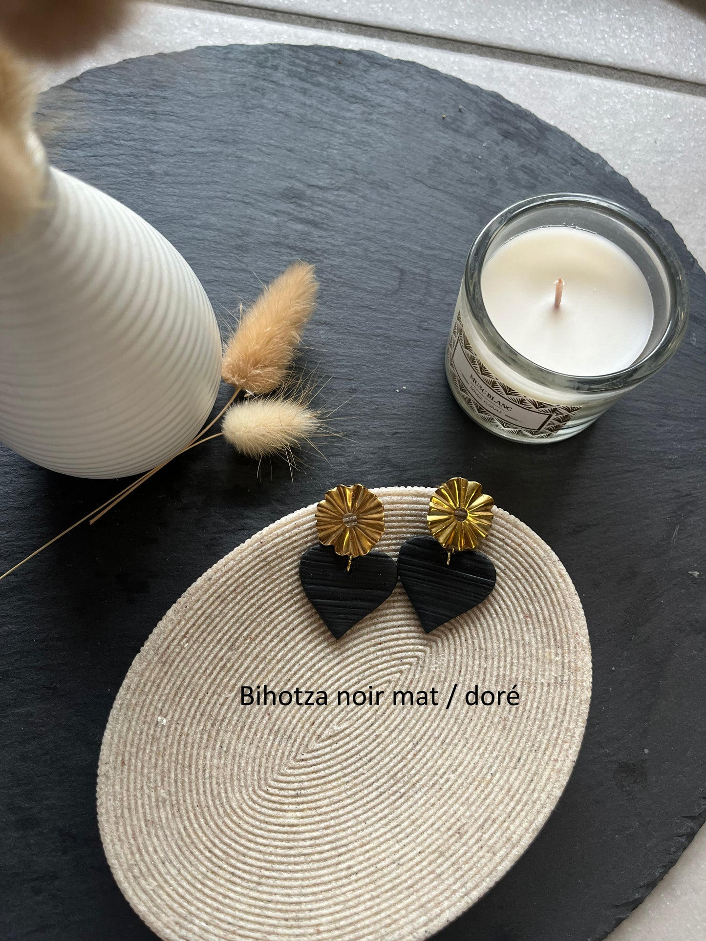 Les boucles d'oreilles non interchangeable