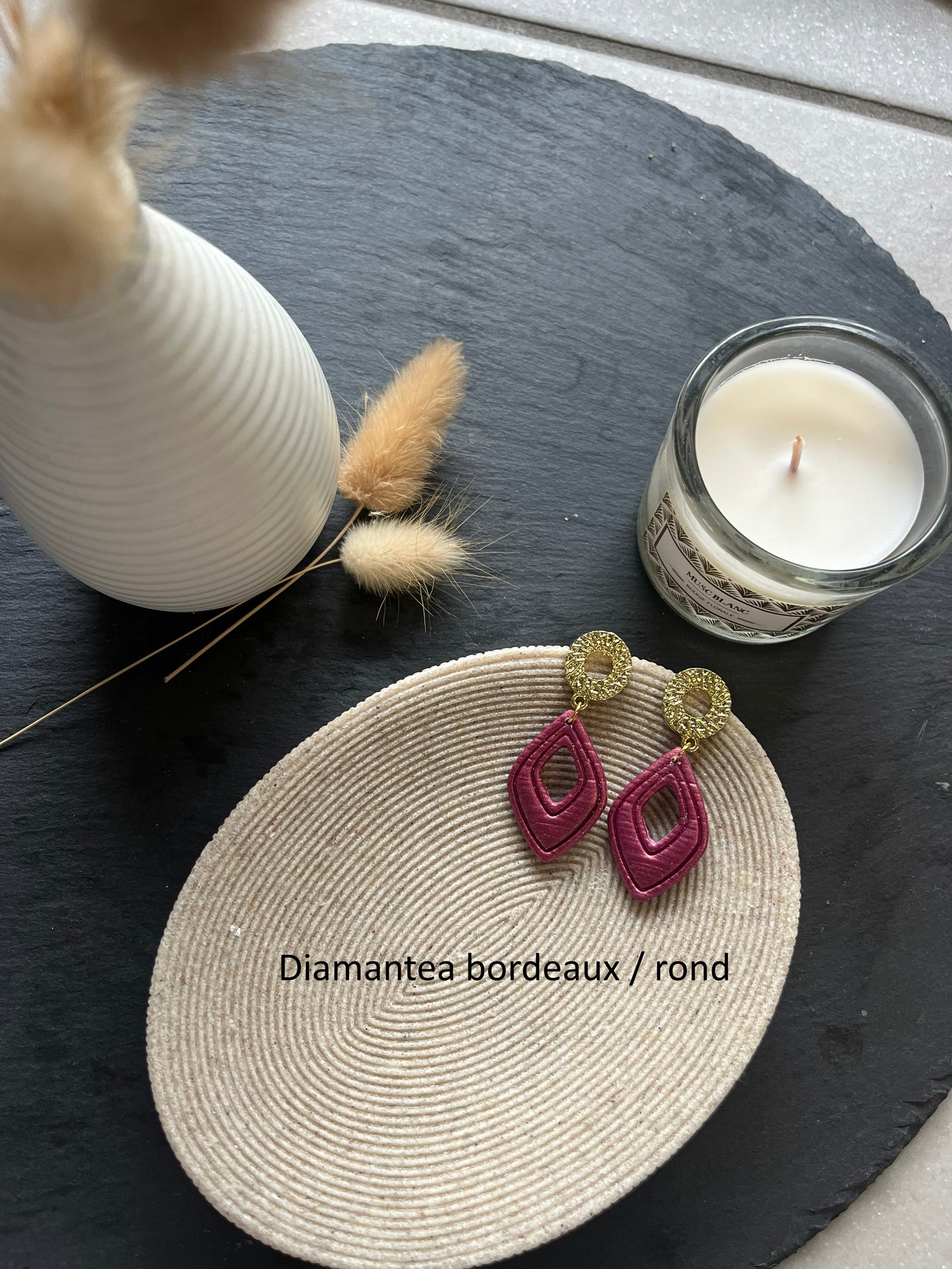 Les boucles d'oreilles non interchangeable