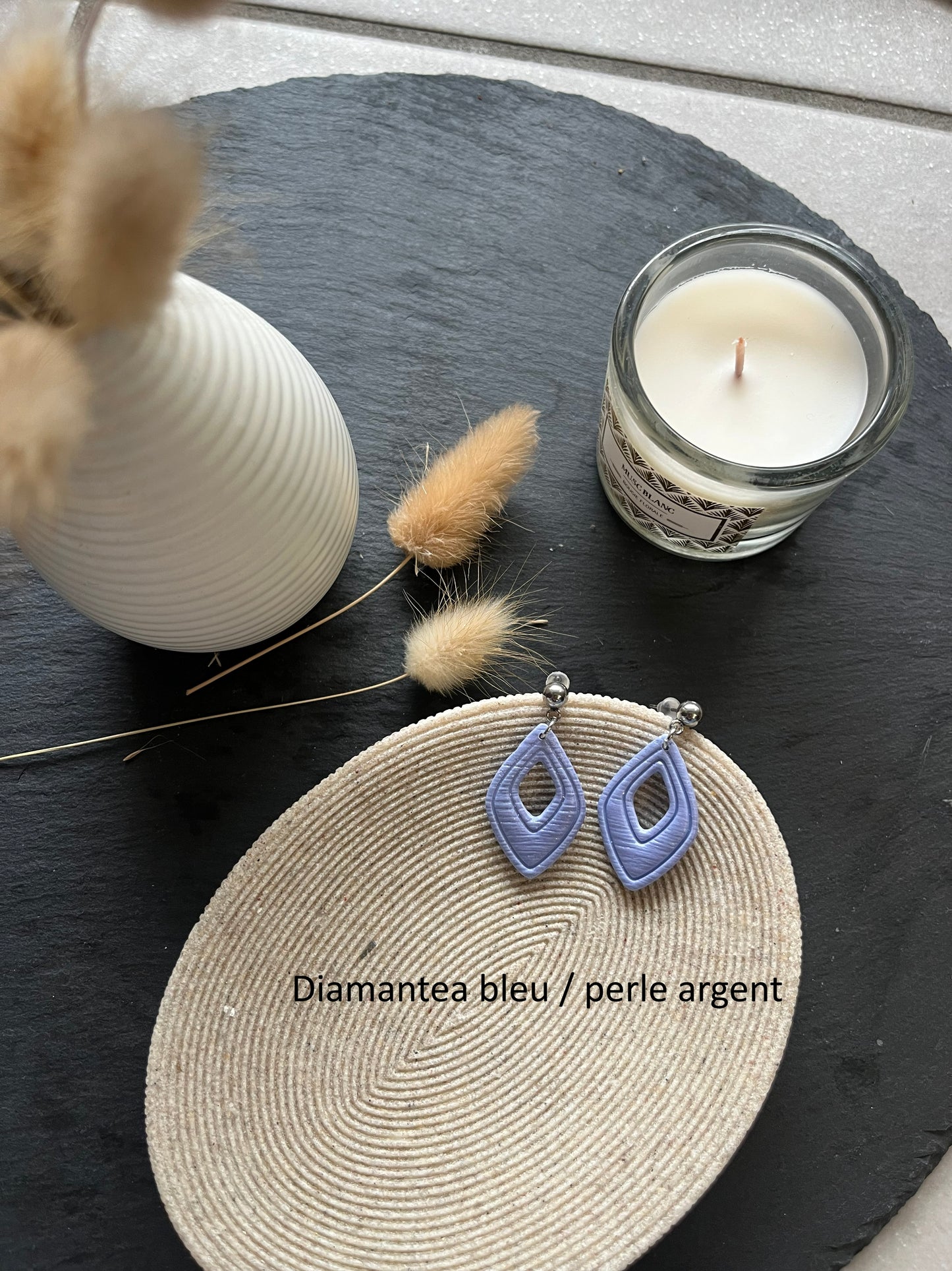 Les boucles d'oreilles non interchangeable