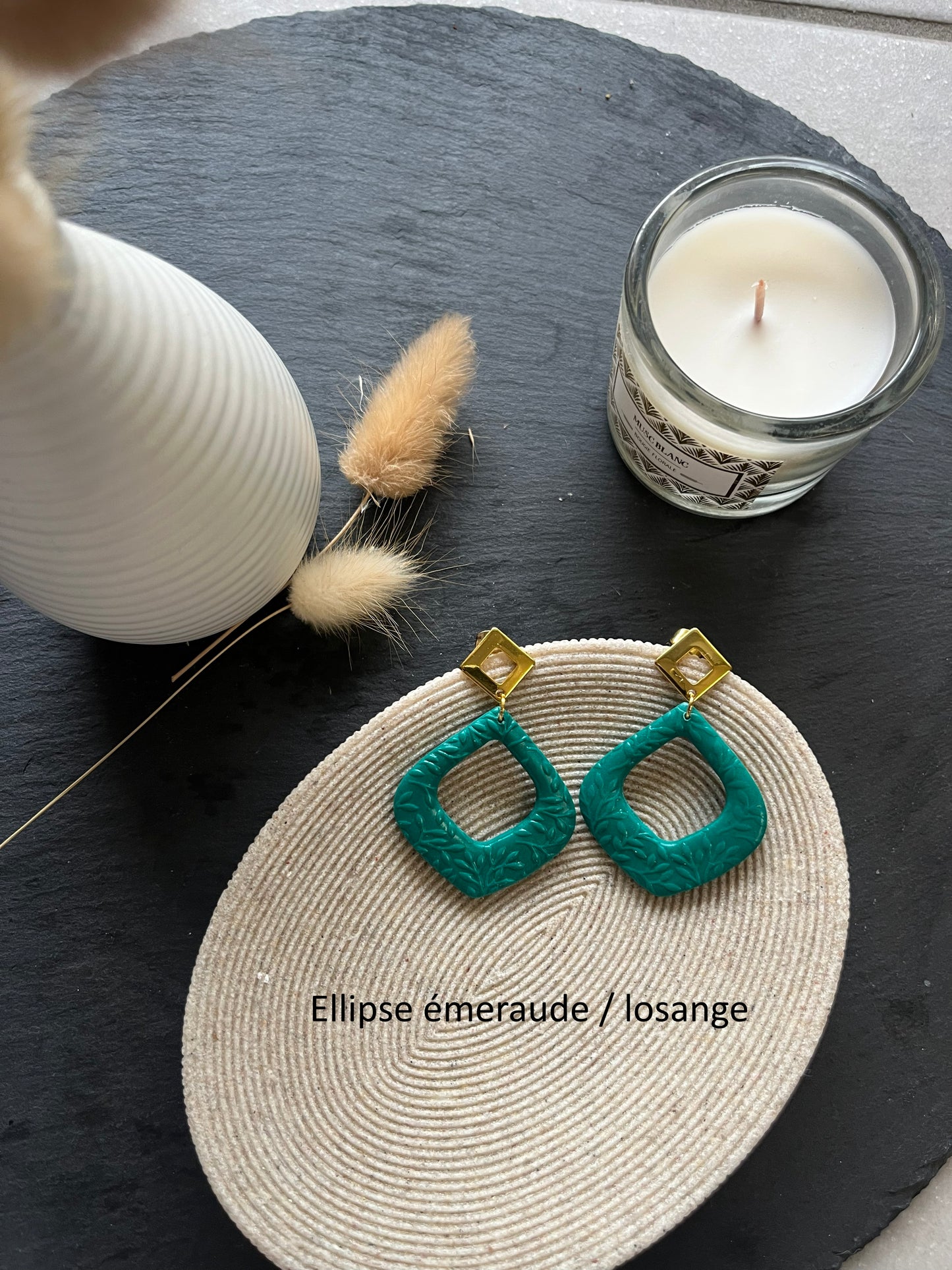 Les boucles d'oreilles non interchangeable