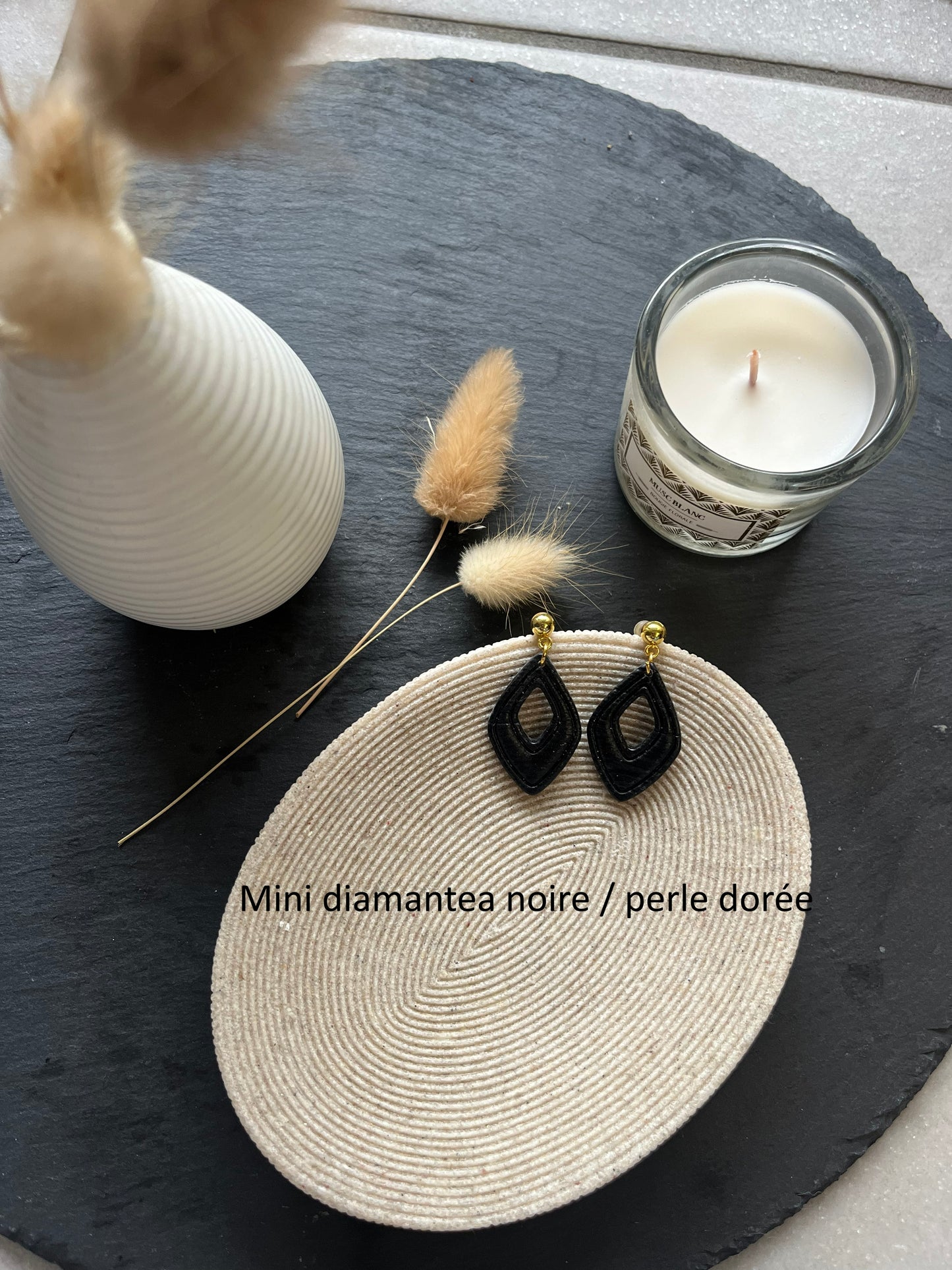 Les boucles d'oreilles non interchangeable