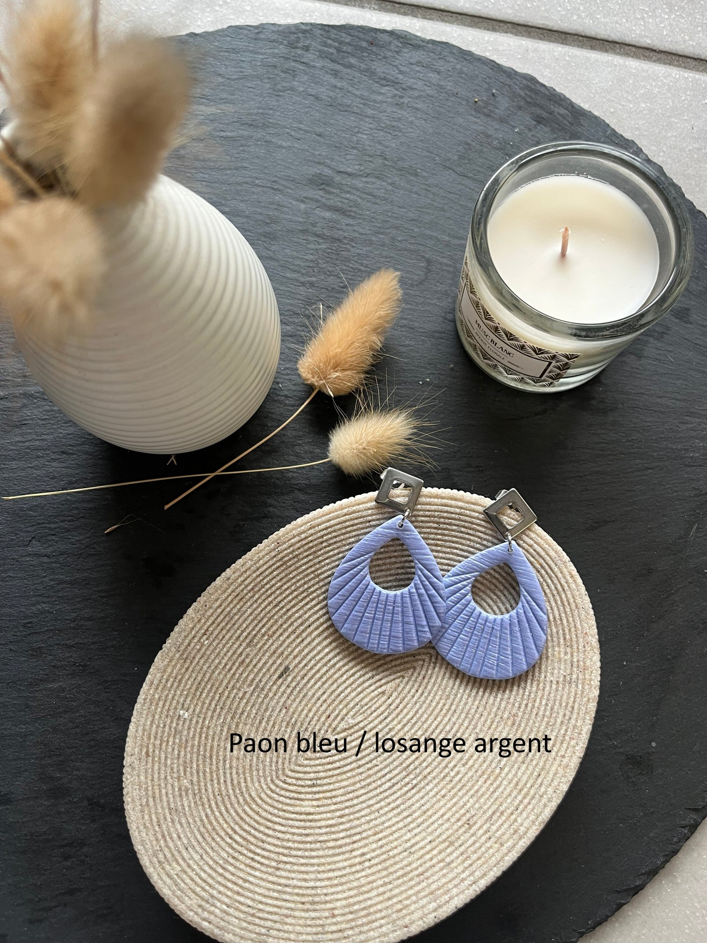 Les boucles d'oreilles non interchangeable